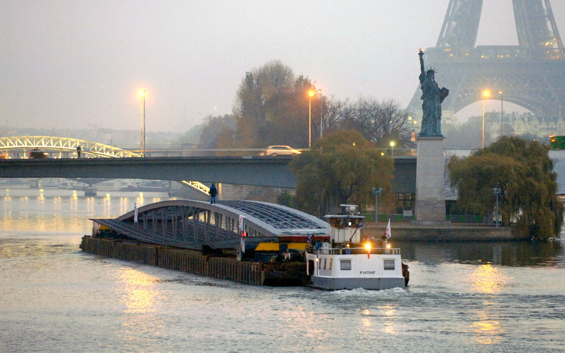 Arrivée de la future Passerelle "Bercy-Tolbiac" à Paris par la Seine.
