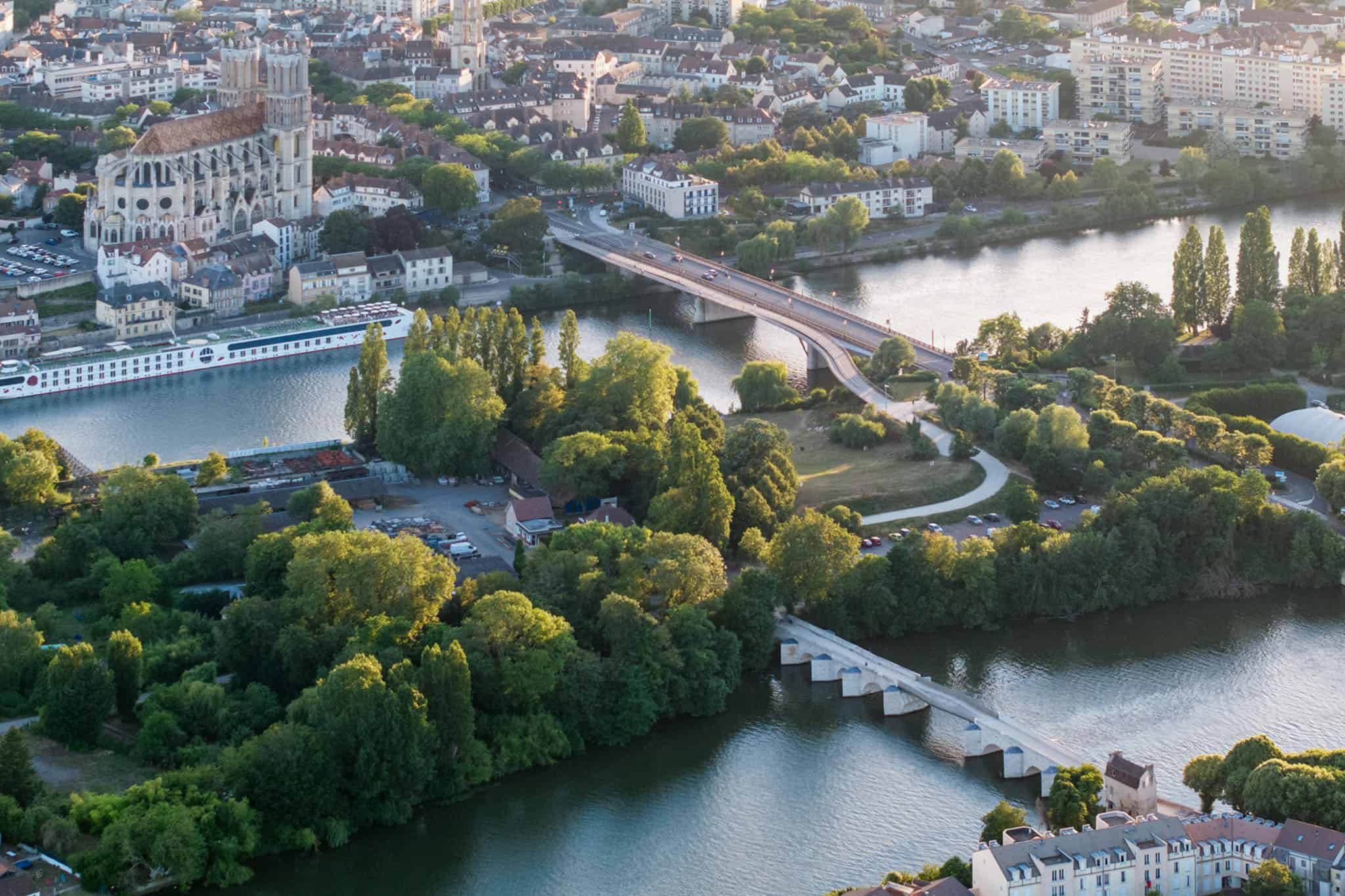#275_Mantes-la-Jolie_Limay_passerelle_Main_00